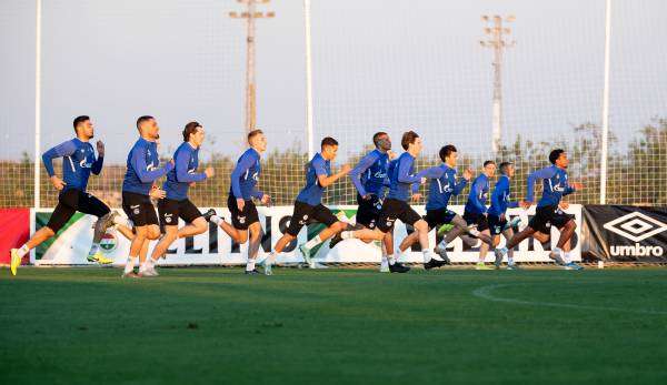 Die Spieler des FC Schalke 04 müssen im Trainingslager einige Kilometer abspulen.