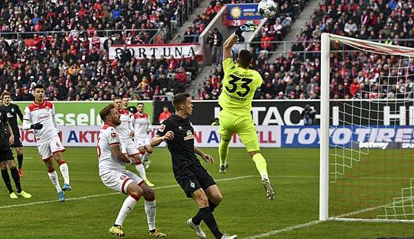 Bitterer Moment: Florian Kastenmeier greift daneben und schenkt Gegner Werder Bremen mit einem Eigentor den Sieg.