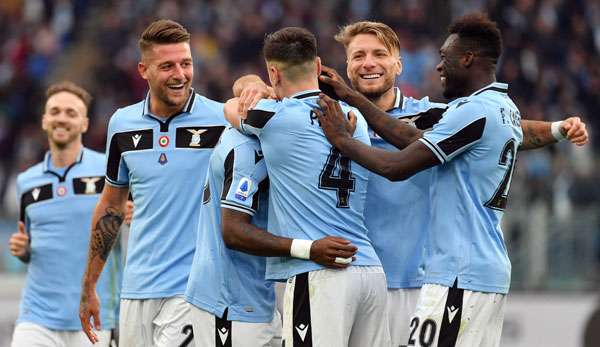 Lazio-Stürmer Ciro Immobile (2.v.r.) jubelt mit seinen Teamkollegen.