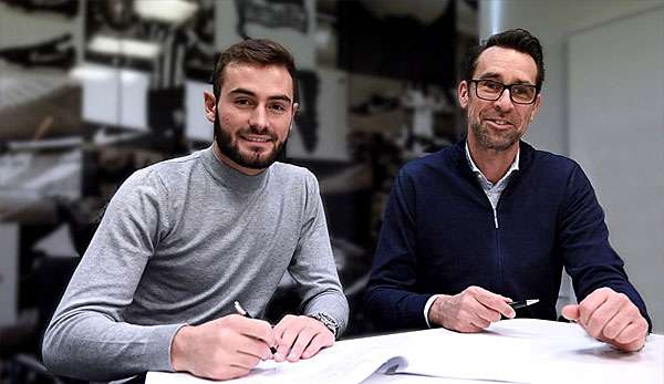 Lucas Tousart bei der Vertragsunterzeichnung mit Hertha-Manager Michael Preetz.