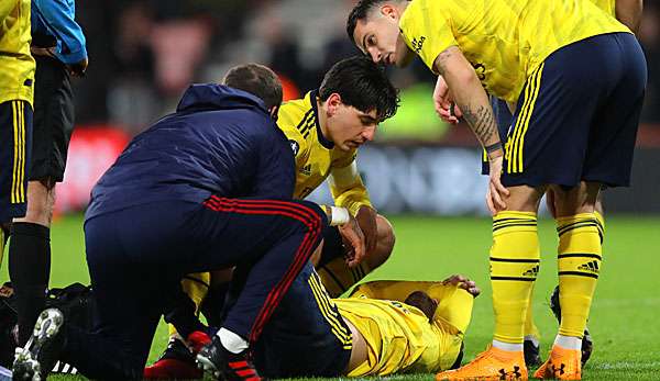 Shkodran Mustafi musste im Spiel gegen Bournemouth im FA Cup mit einer Trage vom Platz getragen werden.