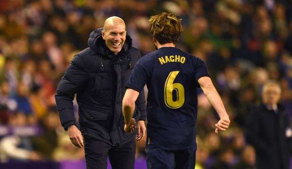 Real Madrids Zinedine Zidane bejubelt mit Nacho Fernandez den Siegtreffer.