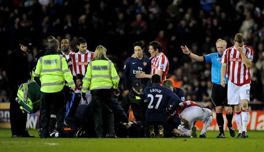 Ryan Shawcross sieht nach seinem bösen Foul an Aaron Ramsey die Rote Karte 