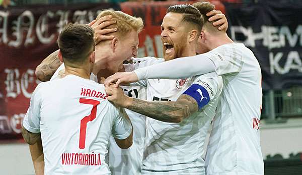 Viktoria Köln gewann eine spektakuläre Partie in Halle.