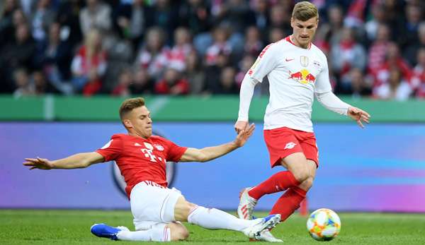 Timo Werner entwischt einer Grätsche von Joshua Kimmich.