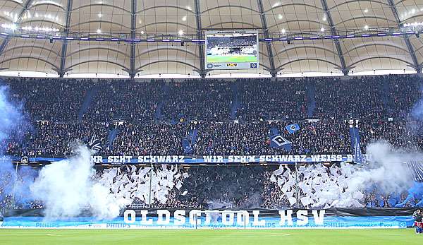 Novum im deutschen Profi-Fußball: Die Fans des HSV zeigten eine kontrollierte Pyro-Choreographie.
