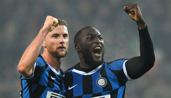 Romelu Lukaku - hier mit Milian Skriniar - ist bester Torschütze von Inter Mailand.