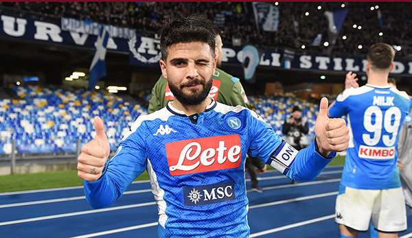 Daumen hoch - das findet SSC Neapels Lorenzo Insigne gut: Beide Halbfinal-Partien der Coppa Italia gibt es live auf DAZN zu verfolgen.