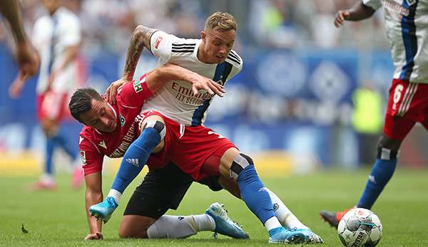 Edgar Prib von Hannover 96 ließ im Zweikampf gegen Sonny Kittel nicht locker, am Ende konnte er den 3:0-Erfolg für den Hamburger SV im Hinspiel jedoch auch nicht verhindern.