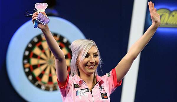 Als erste Frau spielt Fallon Sherrock in der Premier League of Darts am 2. Spieltag in Nottingham als Contender mit.