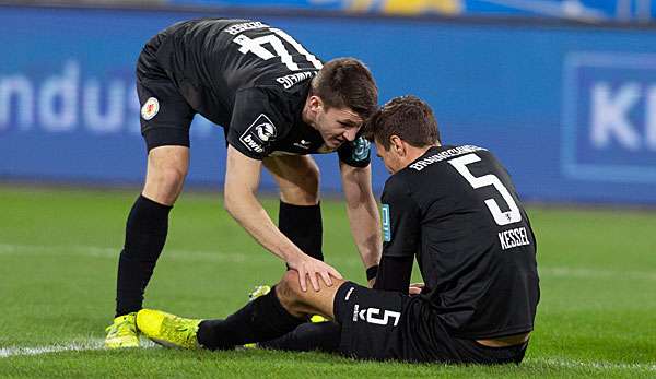 Weiter, immer weiter: Eintracht Braunschweigs Benjamin Kessler motiviert seinen Mitspieler Robin Becker.