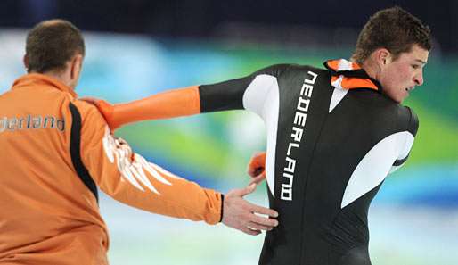 Untröstlich war Sven Kramer (r.), nachdem ihn sein Trainer Gerard Kemkers (l.) in die Irre führte