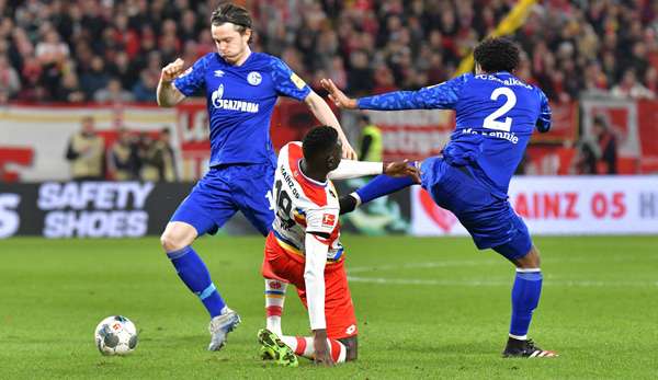 Michael Gregoritsch (l.) und Weston McKennie nehmen den Mainzer Moussa Niakhate in die Zange.