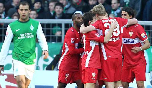 Bremens Abdennour wendet sich ab. Die Stuttgarter bejubeln Pogrebnjaks Führungstreffer