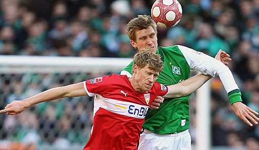 Augen zu und durch: Stuttgarts Pogrebnjak (l.) und Bremens Mertesacker im Zweikampf