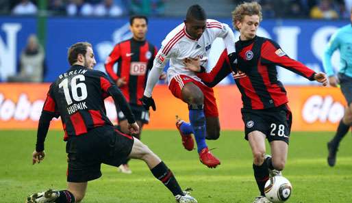 Die Herthaner Hubnik (l.) und Lustenberger (r.) versuchen HSV-Angreifer Elia aufzuhalten