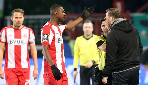 Leroy Kwadwo (M.) soll von einem Zuschauer durch Affenleute beleidigt worden sein. Der Beschuldige wurde anschließend gestellt und festgenommen.