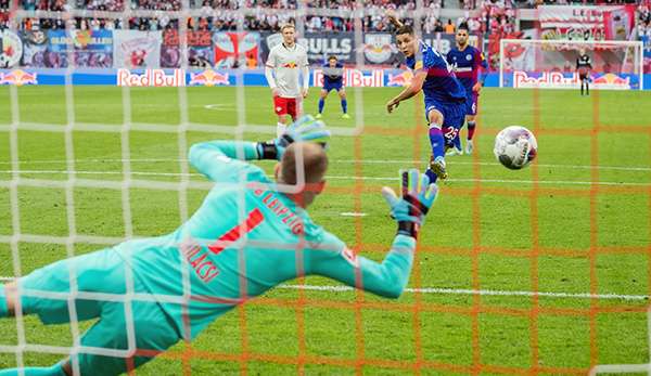 Amine Harit überwand RB Leipzigs Peter Gulasci im Hinspiel am 6. Spieltag per Foulelfmeter zum zwischenzeitlichen 2:0 für den FC Schalke 04.