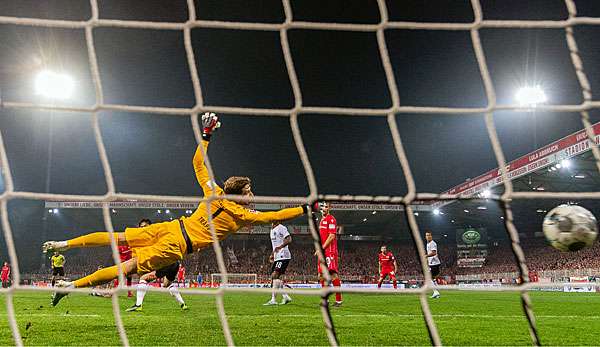 Eintracht Frankfurts Kevin Trapp war beim Gegentor von Anthony Ujah im Hinspiel gegen Union Berlin machtlos.