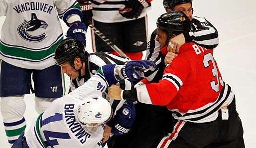 Nur eine von vielen Prügelszenen: Alex Burrows (l.) nimmt es mit Koloss Dustin Byfuglien auf