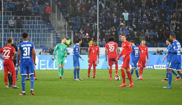 Nach der Fortsetzung des Spiels ließen die Spieler beider Mannschaften die Uhr gemeinsam runterticken.