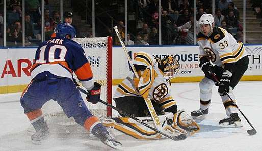 Tim Thomas (M.) mit einem seiner insgesamt 37 Saves für die Bruins gegen die Islanders