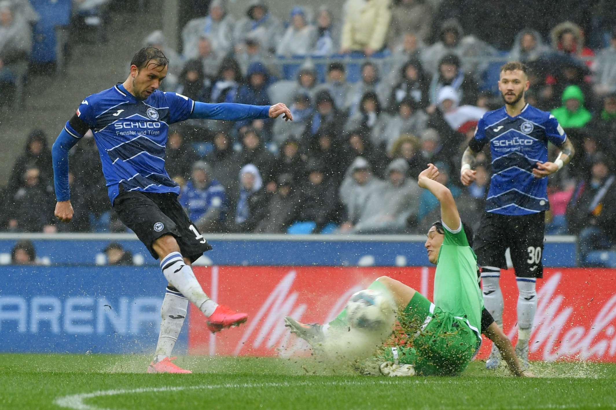 Nach der Regenschlacht in Bielefeld muss Hannover nun gegen Holstein Kiel ran.