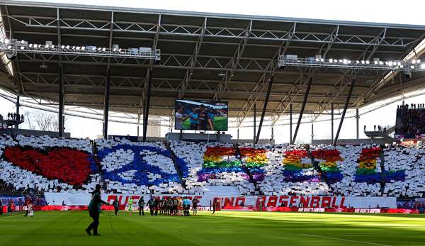 Die Choreographie der Fans von RB Leipzig vor dem Spiel gegen Bayer Leverkusen.