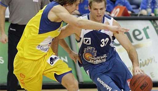 Grayson Moyer von den Frankfurt Skyliners (r.) im Duell mit dem Hagener Zygimantas Jonusas
