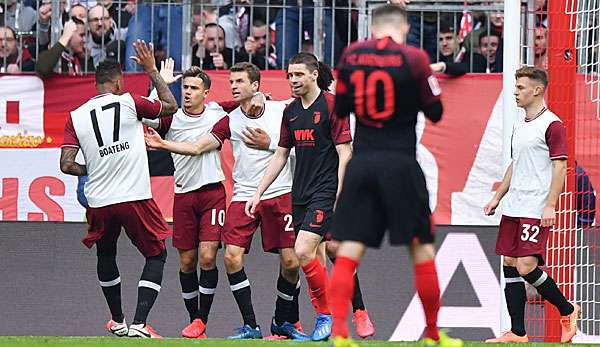 Die Spieler des FC Bayern München bejubeln Thomas Müllers Treffer zum 1:0.