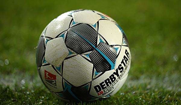 Der Ball rollt heute auf drei Plätzen.