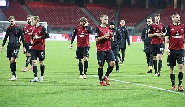Wurden vor dem Spiel offenbar durch Aufkleber bedroht: Profis des 1. FC Nürnberg.