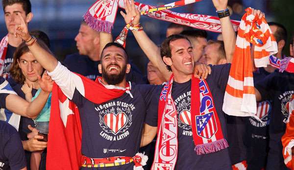 Arda Turan (l.) feiert den spanischen Meistertitel mit Atletico Madrid.