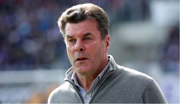 Dieter Hecking bringt einen Gehaltsverzicht der HSV-Profis ins Spiel.