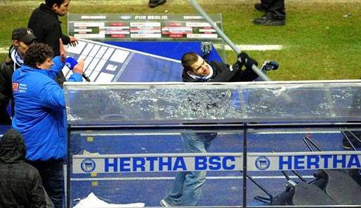 Blinde Zerstörungswut in Berlin: Hertha-Fans zertrümmern den Innenraum des Olympiastadions