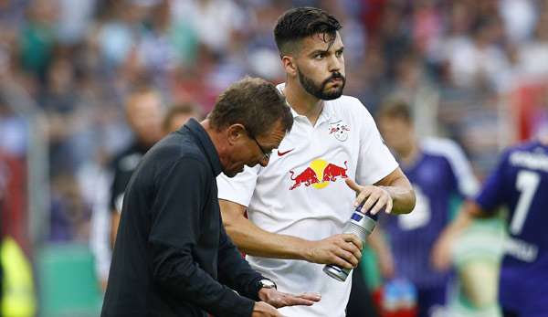 Anthony Jung bekommt bei RB Leipzig taktische Anweisungen von Ralf Rangnick.