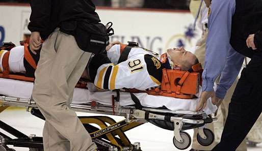 Bostons Marc Savard erlitt nach einem Check von Matt Cooke eine schwere Gehirnerschütterung