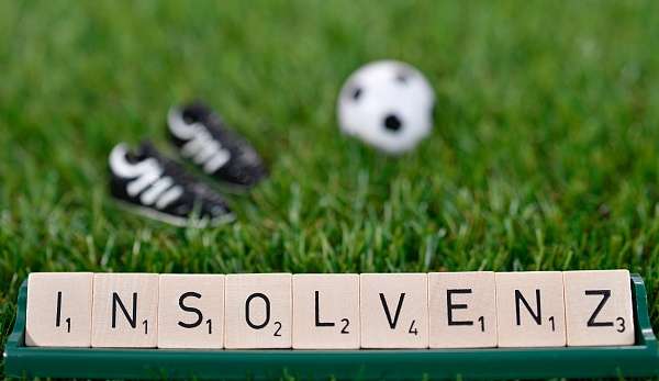 Mehr als ein Drittel der Klubs in der Bundesliga und 2. Liga ist wohl akut von der Insolvenz bedroht.