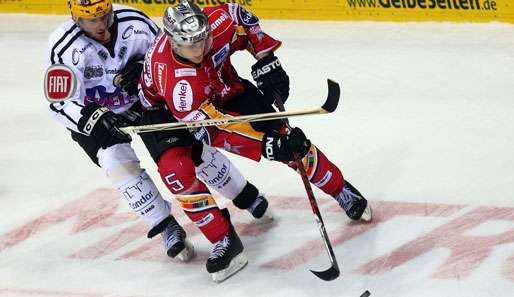 Korbinian Holzer (r.) spielt seit 2007 für die DEG Metro Stars 