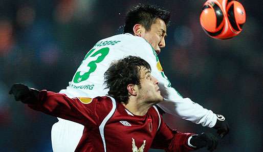 Makoto Hasebe (l.) spielt seit 2008 für den VfL Wolfsburg