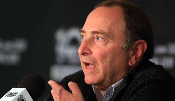 Gary Bettman, Commissioner der NHL, hat erstmals öffentlich infrage gestellt, ob die aufgrund der Corona-Pandemie unterbrochene Saison zu Ende gespielt werden kann.