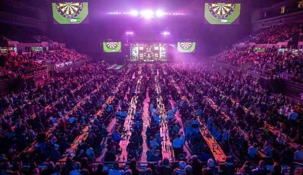 Beim Darts sind die gröhlenden Fans gar nicht wegzudenken, doch mit der PDC Home Tour können Fans ihre Stars beim Werfen live sehen.