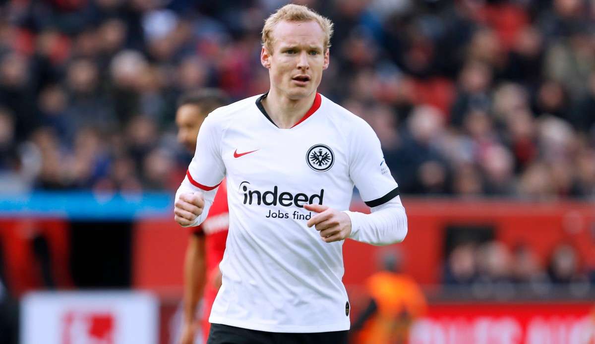 Der Frankfurter Sebastian Rode sieht das Pokalduell gegen die Bayern auch aufgrund der Corona-Unterbrechung relativ offen.