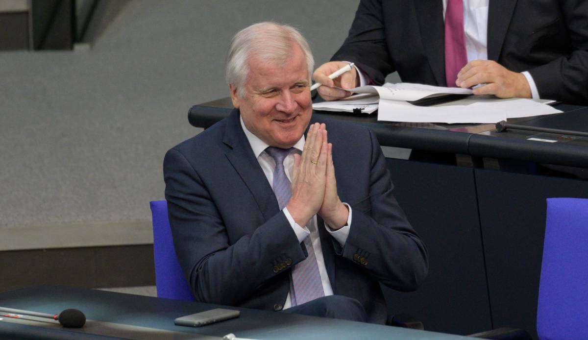 Horst Seehofer befürwortet einen Bundesliga-Restart im Mai.