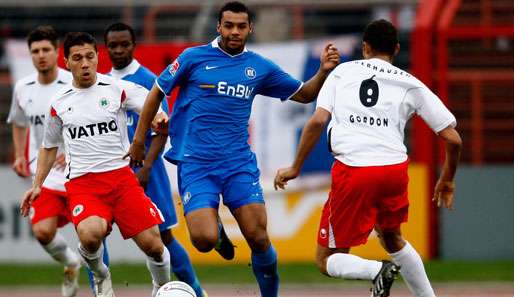 Karlsruhes Marvin Matip (M.) dribbelt sich durch die Oberhausener Gordon (r.) und Terranova