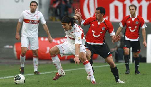 Sami Khedira vom VfB Stuttgart entledigt sich seines Bewachers Sergio Pinto