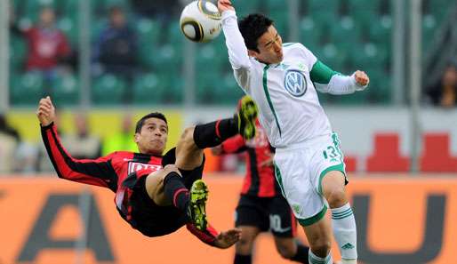 Cicero klärt artistisch vor dem Wolfsburger Makoto Hasebe