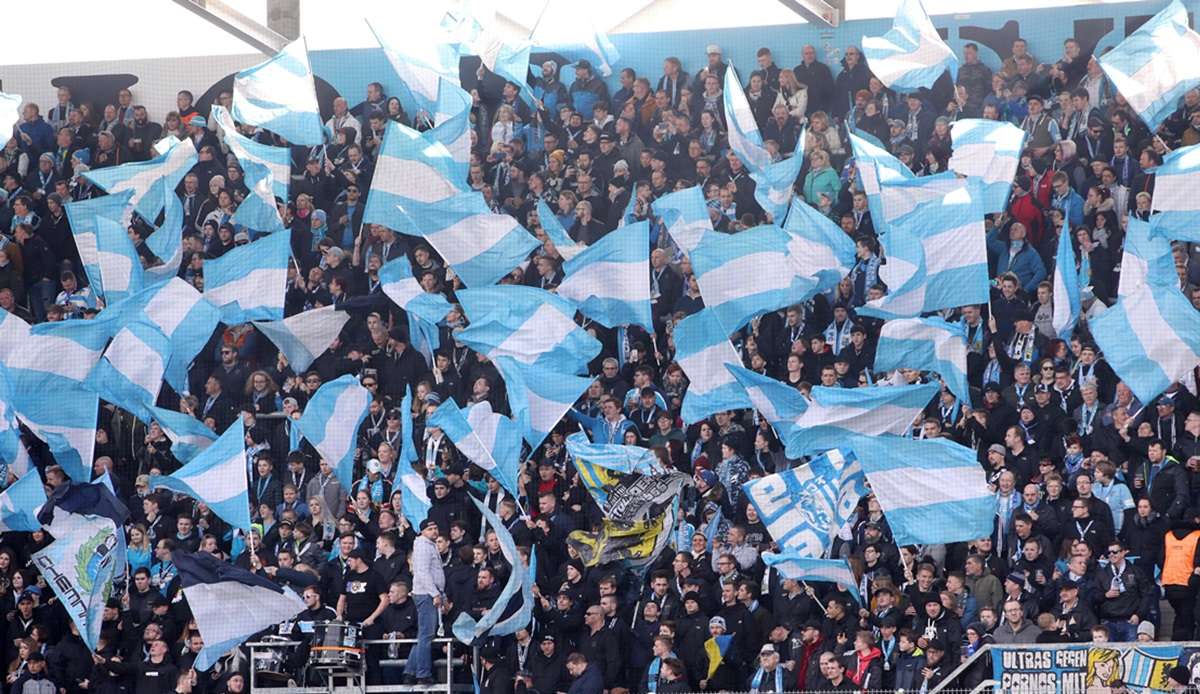 In der Debatte um die Fortsetzung der 3. Liga sorgt ein Coronafall für neuen Wirbel. Ein Spieler des Chemnitzer FC ist positiv auf COVID-19 getestet worden und muss sich in eine häusliche Quarantäne begeben.