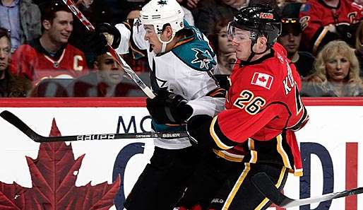 Nach zwei Dritteln führten die Flames um Ales Kotalik (r.) bereits mit 4:1 gegen die Sharks