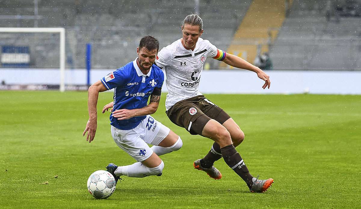 Darmstadts Marcel Heller und Daniel Buballa vom FC St. Pauli im Zweikampf.